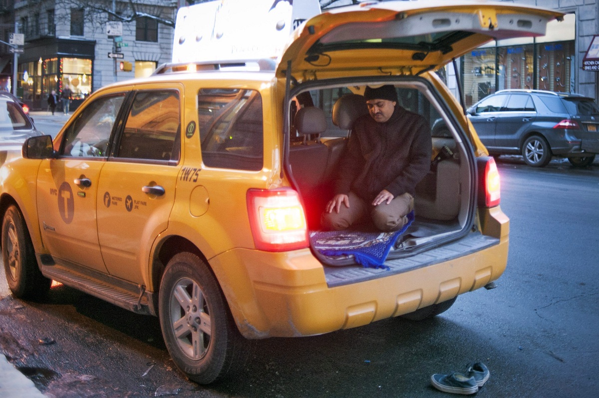 Fotó: New York-i életkép - csomagtartóban imádkozik a muzulmán taxisofőr