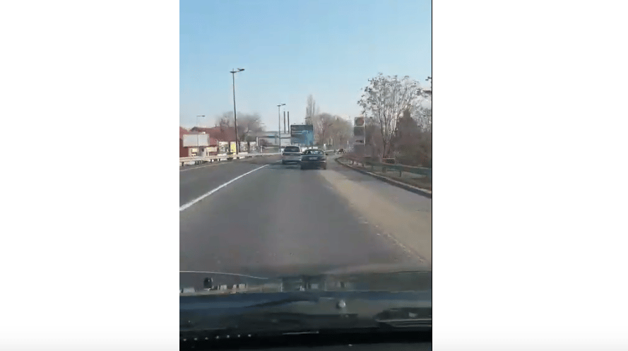 Ilyen életveszélyes előzések mennek a Ferihegyi úton – videó
