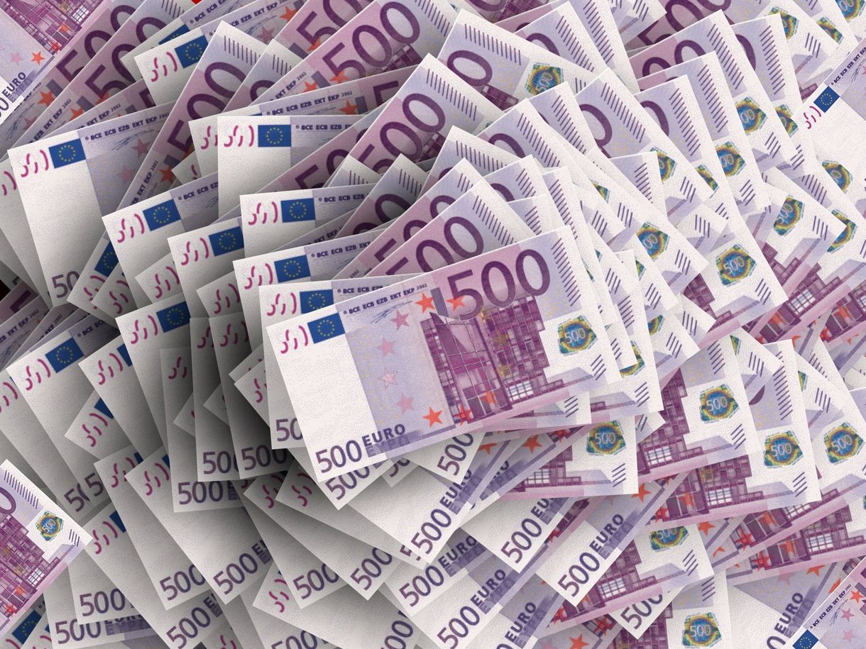 Erősödött a forint, 350 alatt áll az euróval szemben