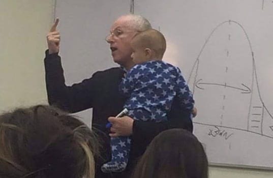 Mit tesz a tanár, ha egy hallgató babája sírni kezd az óráján?