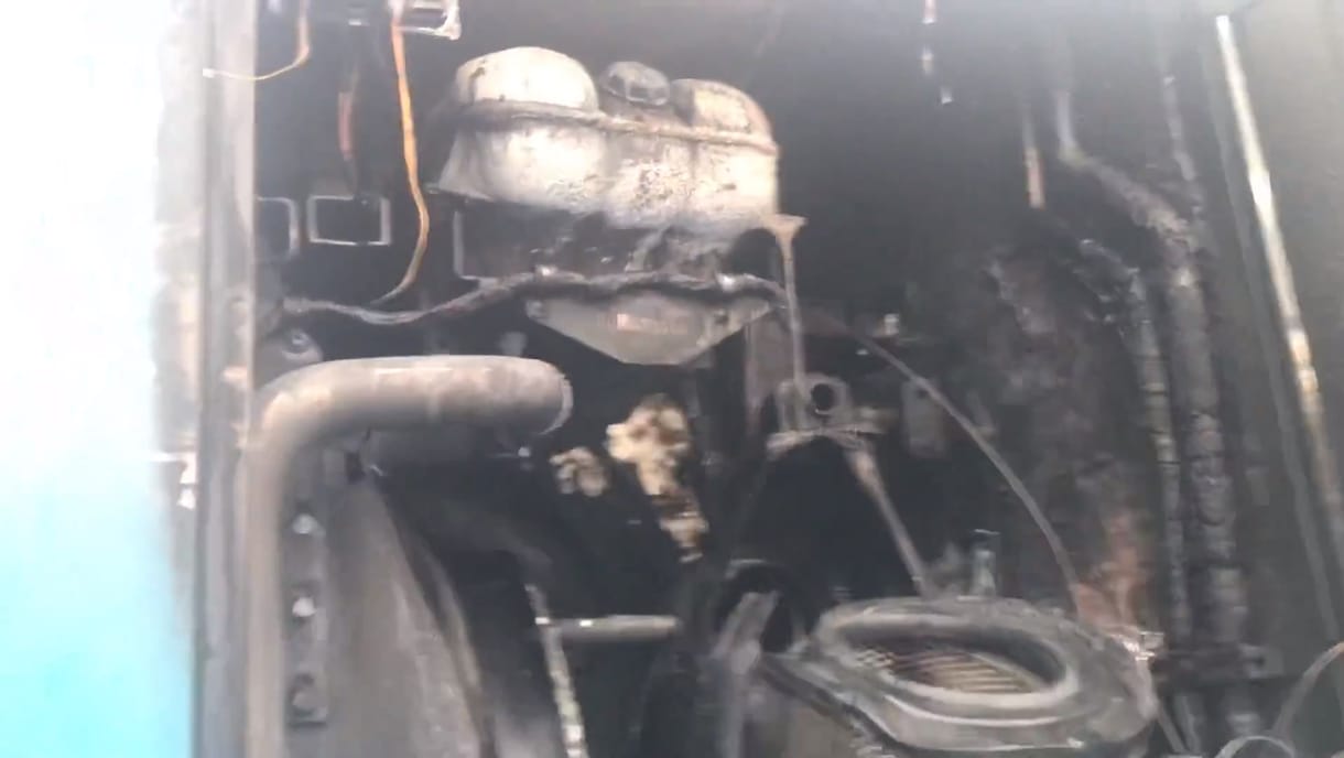 Egy kigyulladt busz miatt nagyon belassult a forgalom a Széll Kálmán térnél – videó
