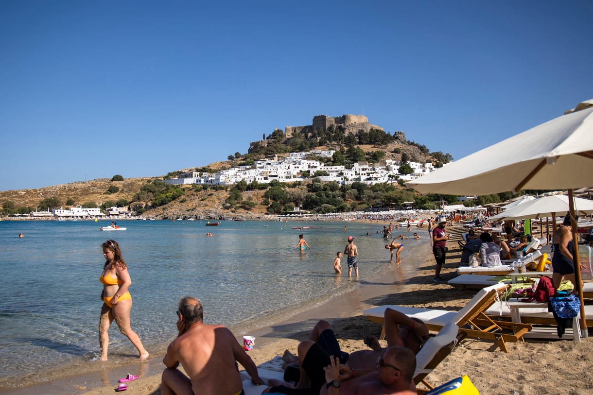Ingyen mehetnek majd Rodoszra nyaralni azok a turisták, akiket az erdőtüzek miatt kellett kimenekíteni a szigetről