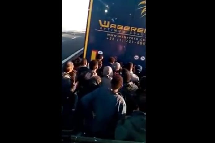 Magyar kamiont rohantak meg a menekültek a francia határon – videó