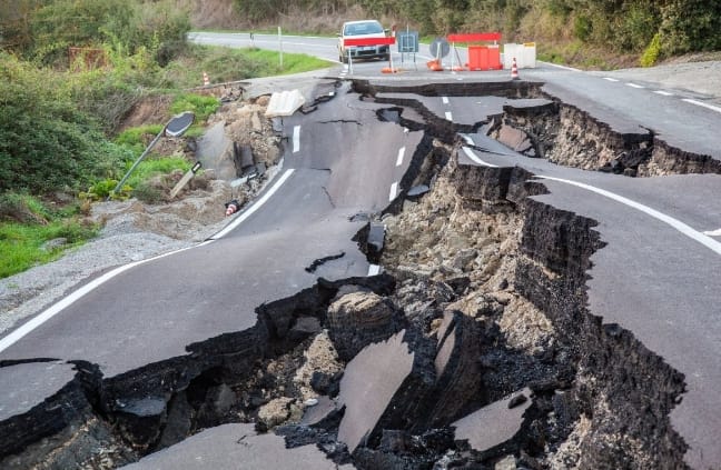 Új-zélandi földrengés: így néznek ki az utak a 7,5-es erősségű földrengés után