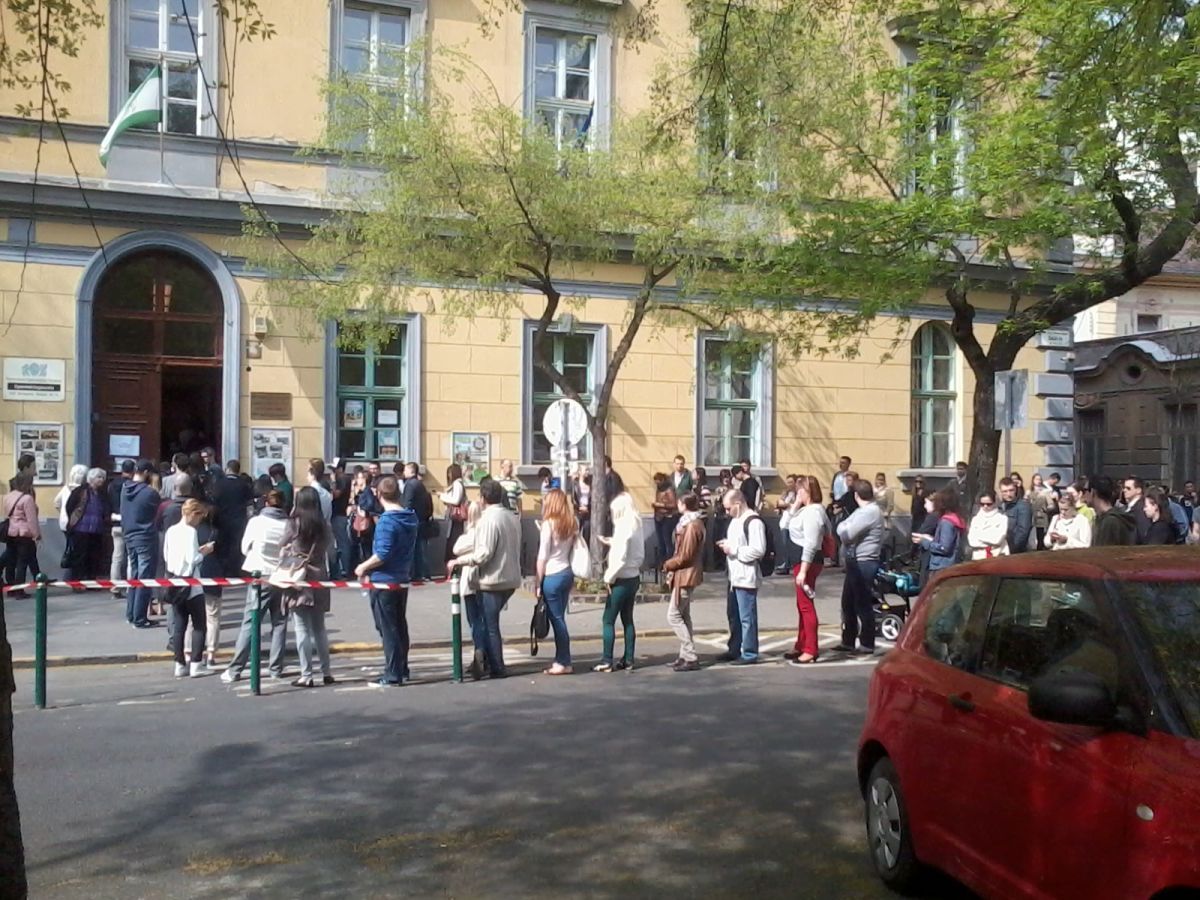 Fidesz: furcsa, hogy az embereknek órákat kell sorban állniuk