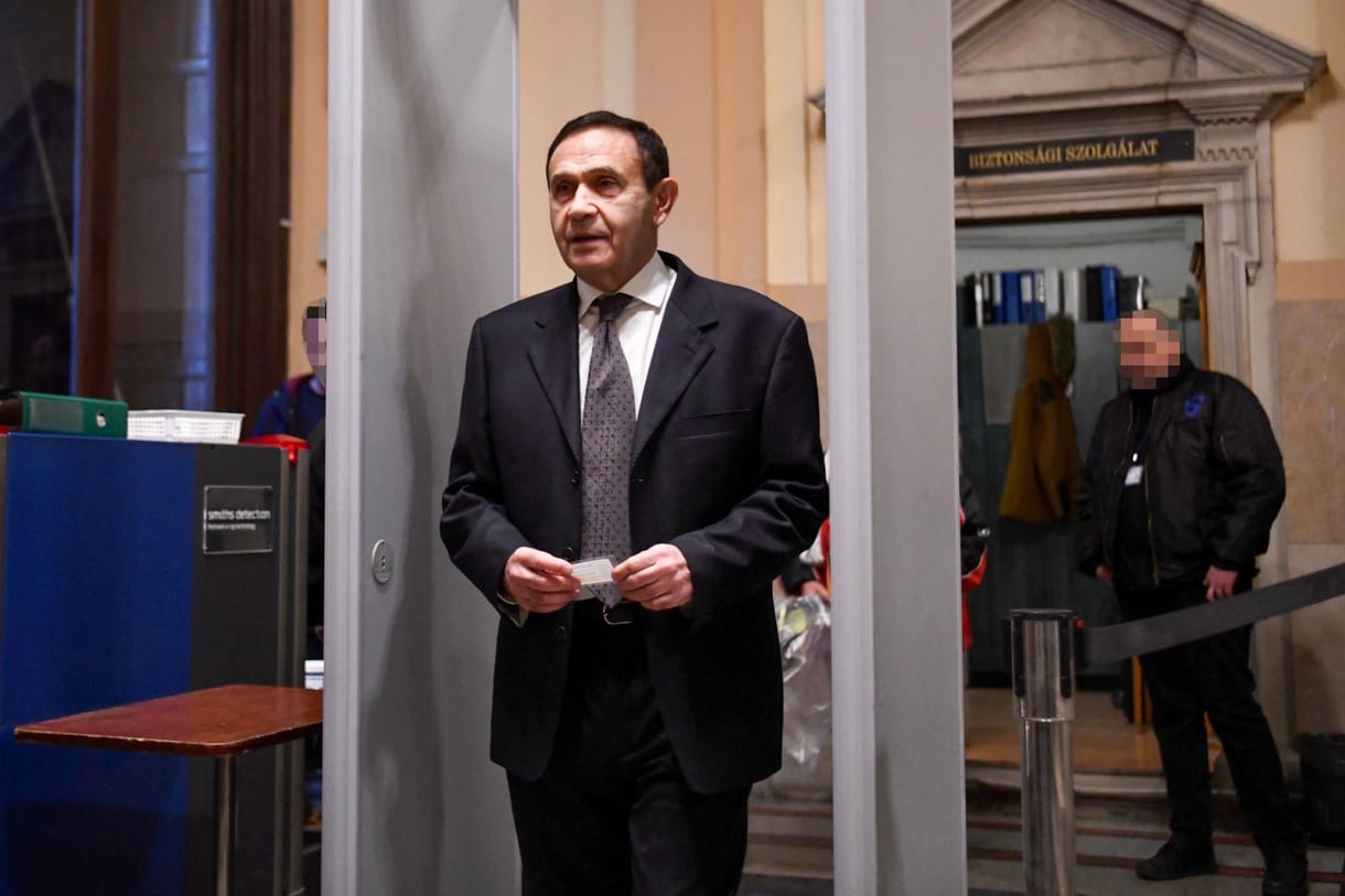 Gyárfás magánszakértője befolyásolni próbálta a bíróság szakértőjét, kizárták az eljárásból