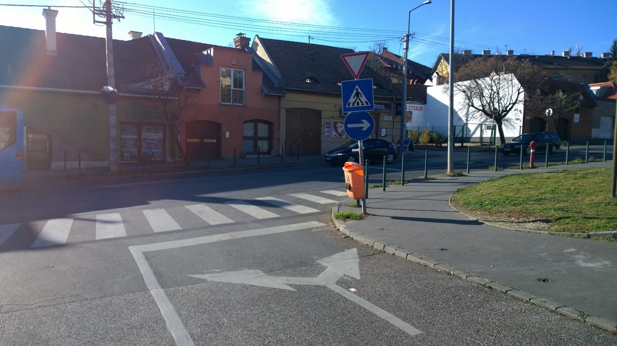 Kint felejtett tábla bosszantja az óbudai biznisznegyedet