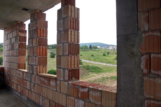 Mennyire őrült egy tízes skálán az, aki most kezd építkezni?