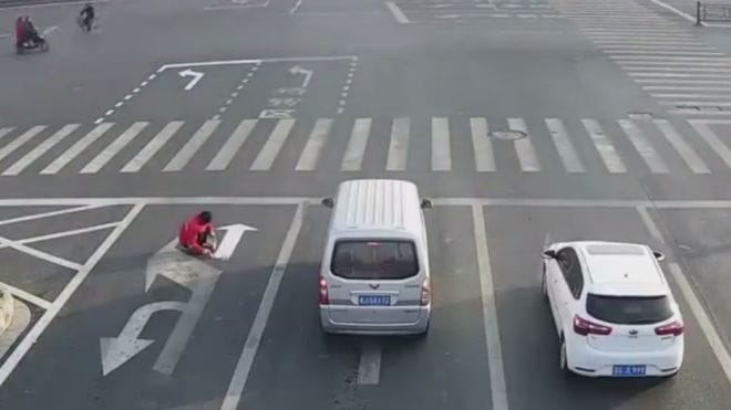 Megunta, hogy késik a munkából, festett még egy nyilat az útra