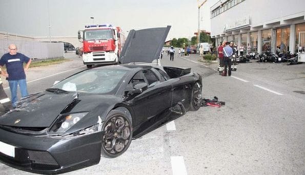 Nyolc BMW-t zúzott le a Lamborghini - fotók