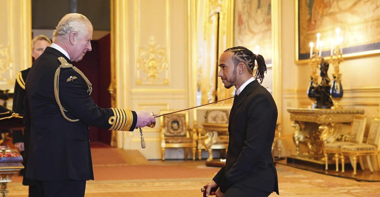 Lovaggá ütötte Lewis Hamiltont Károly herceg