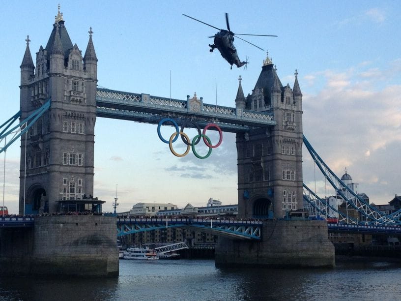Látványosan érkezett meg az olimpiai láng Londonba - videó