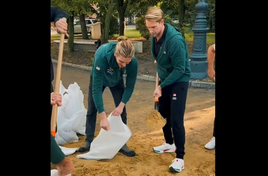 A vízilabdázók is homokzsákokat pakoltak a Margit-szigeten