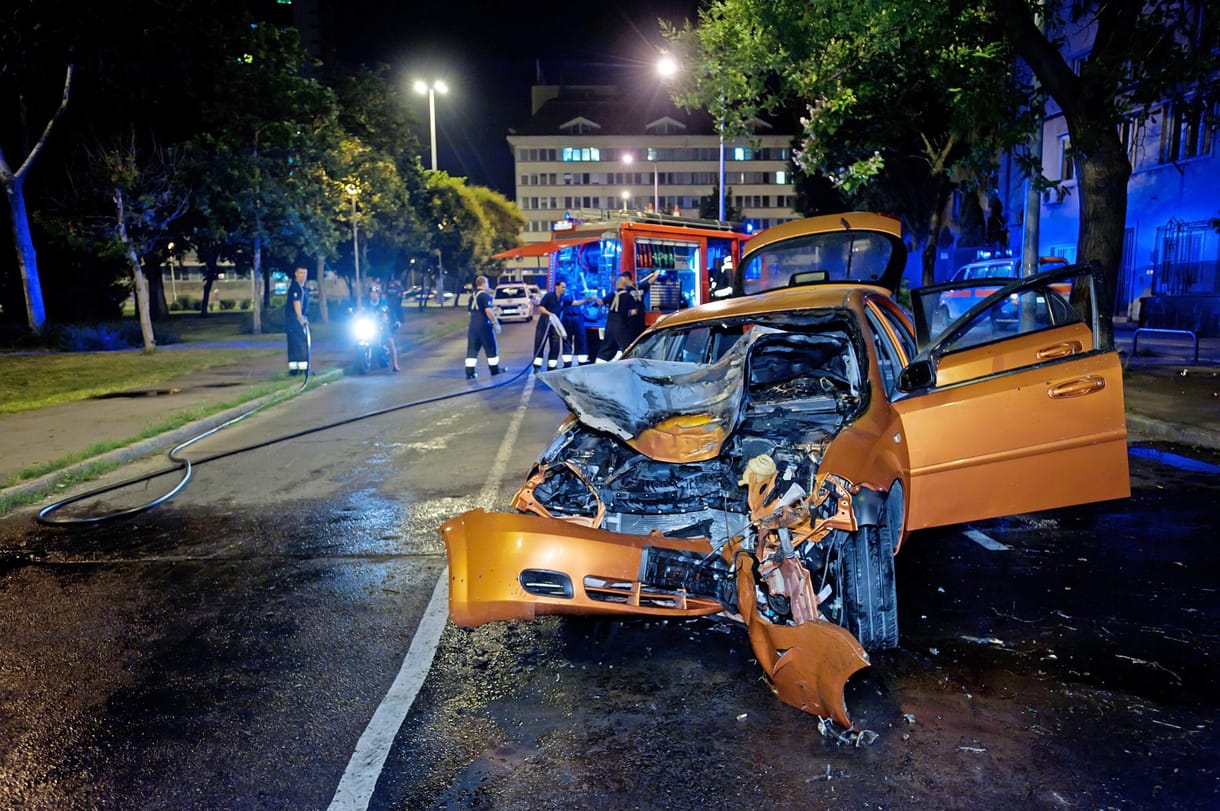 Rendőr mentett ki egy autóst az égő kocsiból