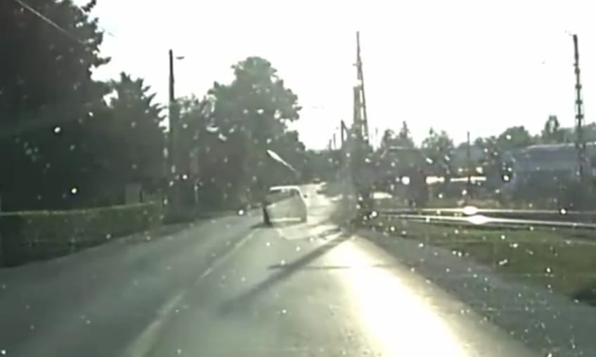 Videó: így törte le Pomázon egy autós a vasúti sorompót