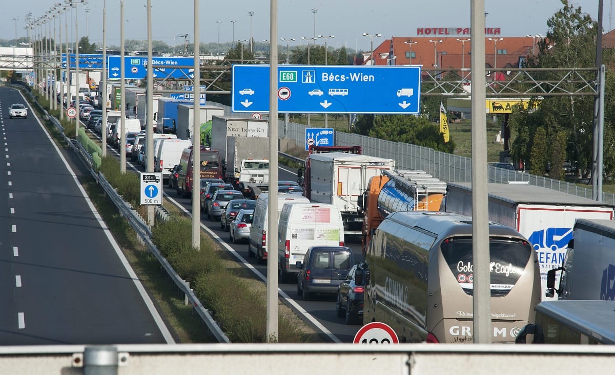 Még mindig óriási dugó van Hegyeshalomnál