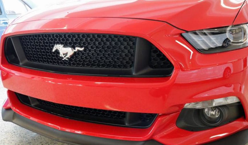 Videón is látható, ahogy egy Ford Mustanggal tetőre borulnak Nyíregyházán