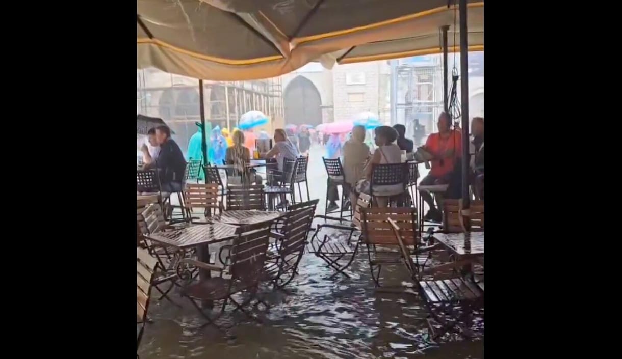 Egy hete még a hőség miatt kellett elhalasztani az iskolakezdést, most térdig ér a víz Dubrovnikban