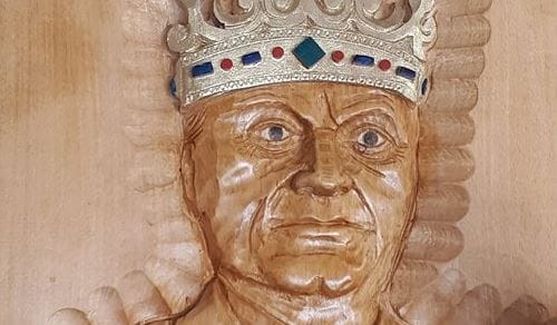 Csak magának a miniszterelnöknek adná el a fafaragó a koronás Orbán-portréját