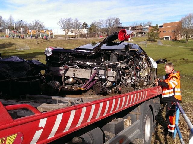 Két 18 éves fiú zúzott le egy Ferrari 458 Italiát Norvégiában - fotók