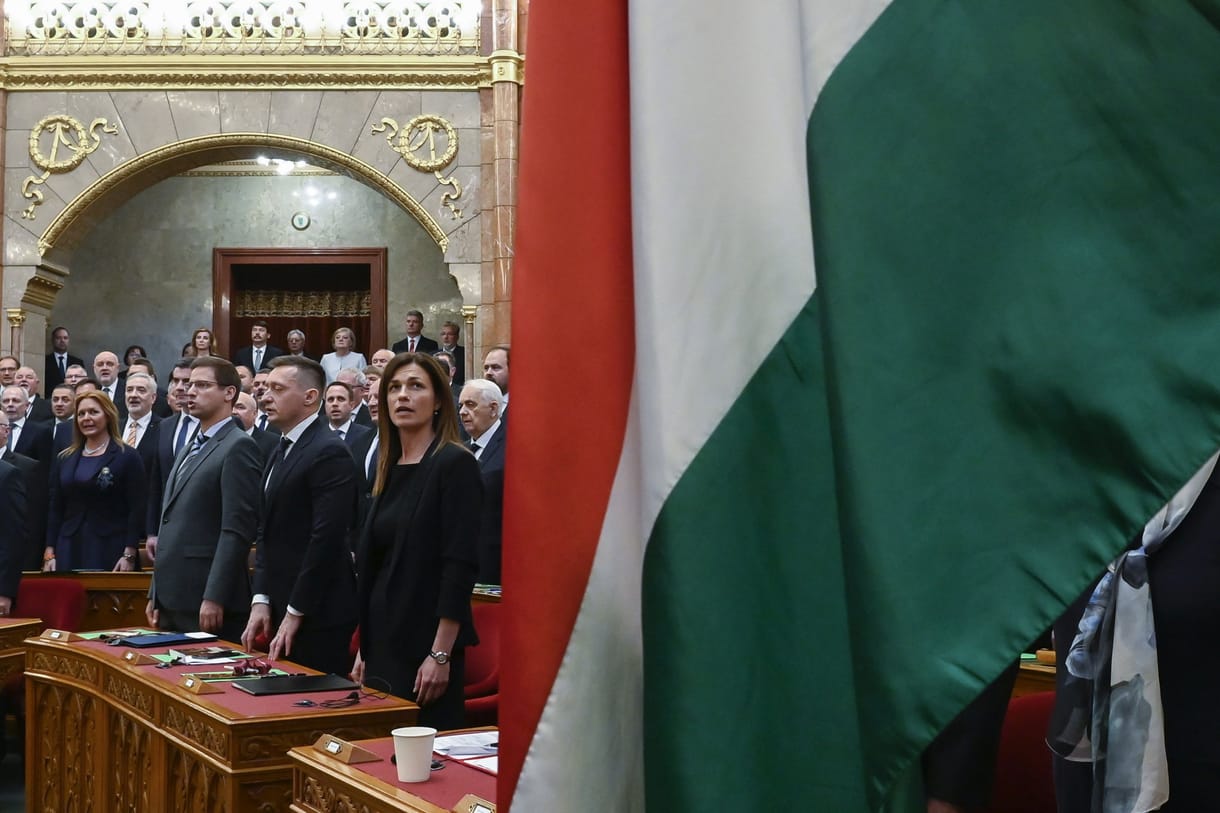 Fociedző, mozdonyszerelő és cukrász is van a képviselők között, de diplomában a nők az erősebbek