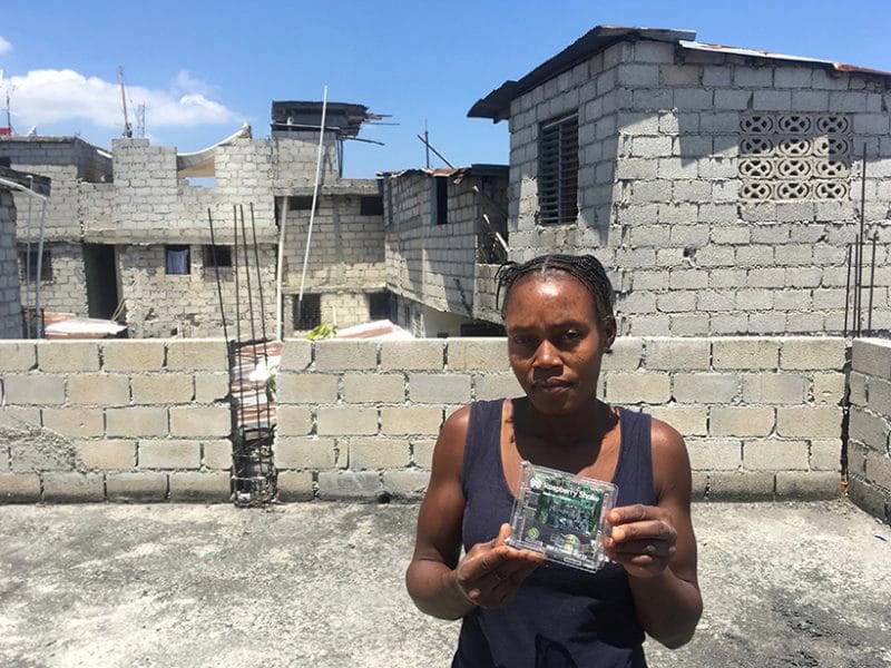 Miután százezren haltak bele a földrengésbe, olcsó kütyükkel kapta össze magát Haiti