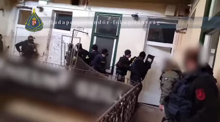 Már el is fogták a budapesti villamosmegállóban késelőket