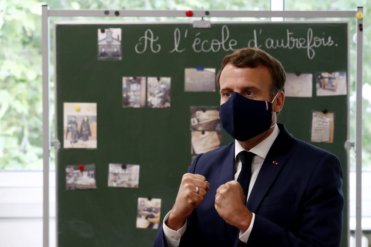 Macron bejelentette, hogy hétfőtől megnyílnak a francia vendéglátóhelyek belső részei is