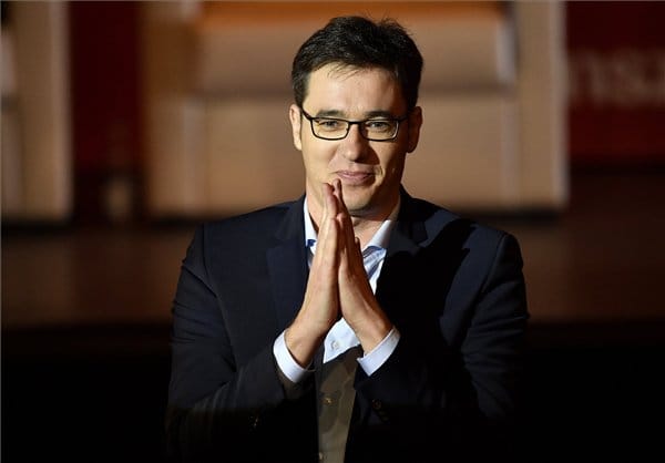 Karácsony Gergely beállna Szél Bernadett mögé