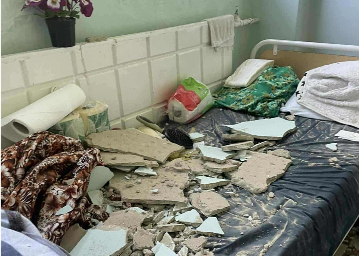 Rászakadt a plafon egy betegágyra a berettyóújfalui pszichiátrián – Kulja András képeket is posztolt
