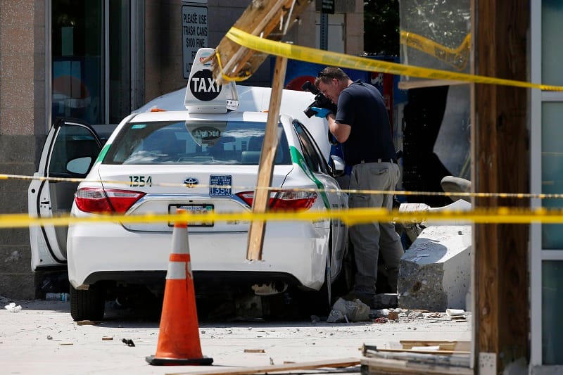 Járókelők közé hajtott egy taxi Bostonban