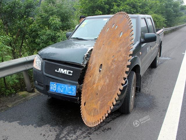 Másfél méter átmérőjű fűrészkorongot trafált el egy kínai autós