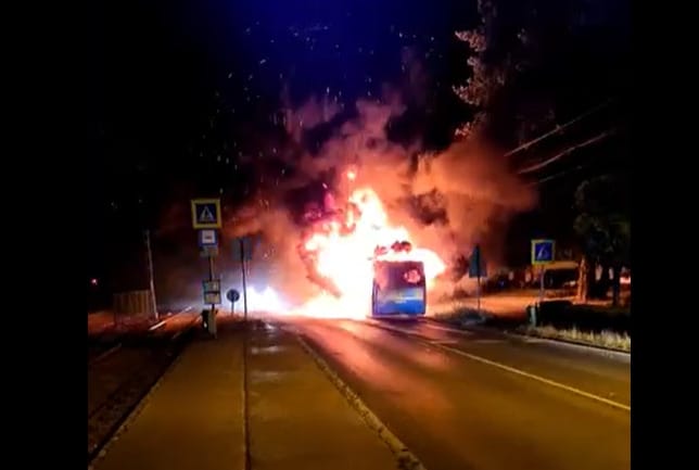 Videón, ahogy 6-8 méteres lángokkal kiég egy busz Kispesten