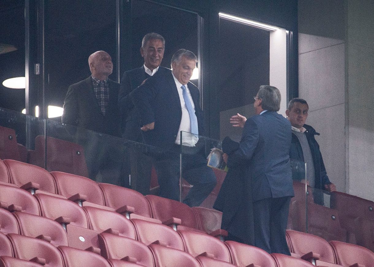 Nézze csak, kivel érkezett Orbán Viktor a Puskás VIP-lelátójára!