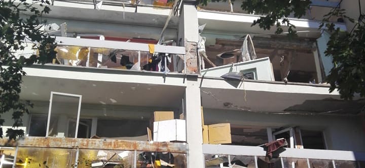 Öt ember megsérült egy társasházi gázrobbanásban Szekszárdon – fotók
