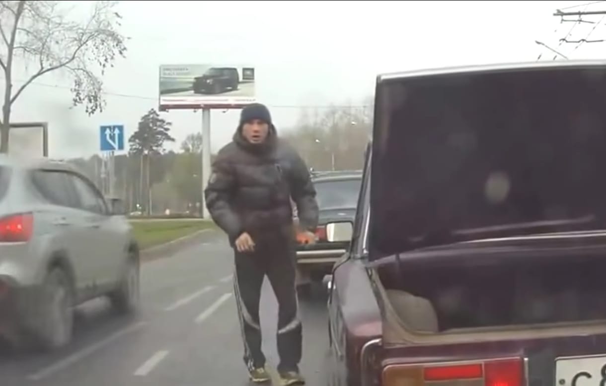 Na, ezért veszélyes az út közepén autót szerelni – videó