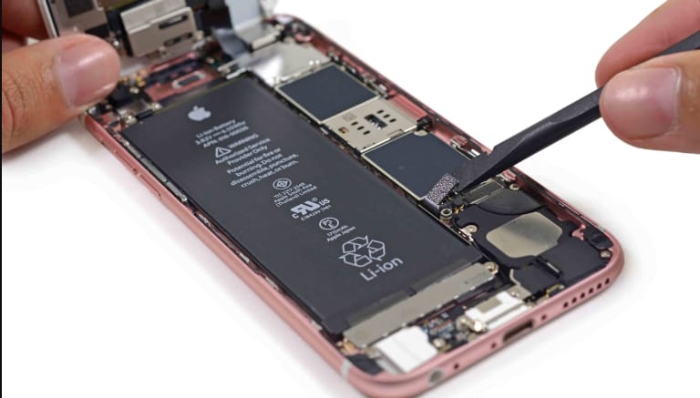 Sokaknak jól jöhet: fontos változás az iPhone-ok szervizelésénél