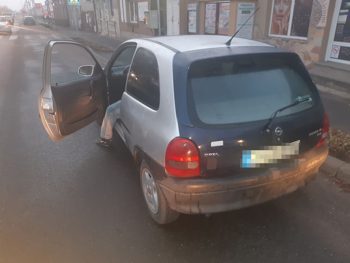 Kenderköteles felfüggesztése volt egy Opel Corsának, amit megállítottak a rendőrök – fotókkal