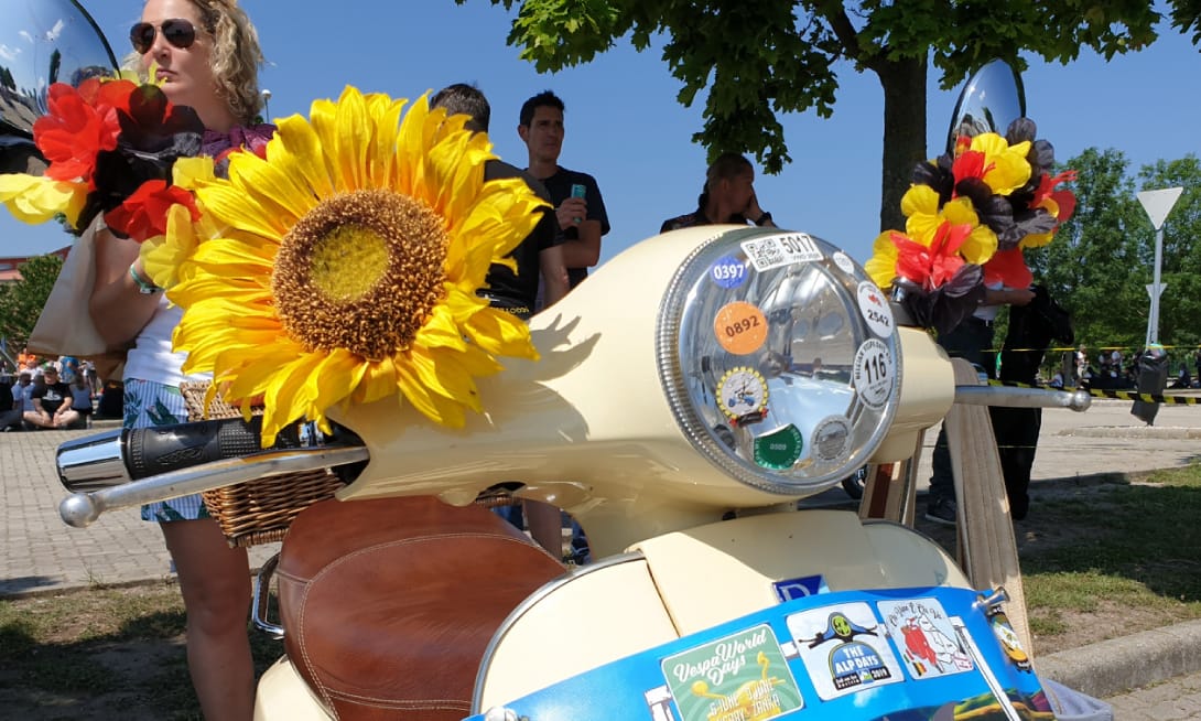 Bud Spencer-es, oldalkocsis, napraforgós: több ezer színes Vespa rajzott a Balatonnál – videó