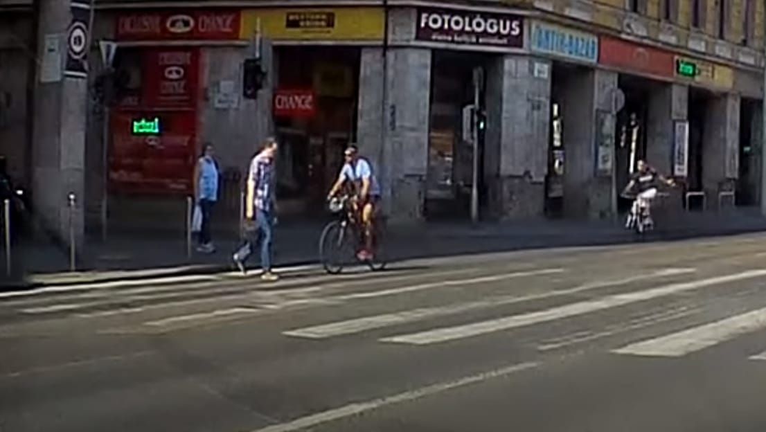 Videó: Telibe kapta a gyalogost a biciklis a Rákóczi úti zebrán