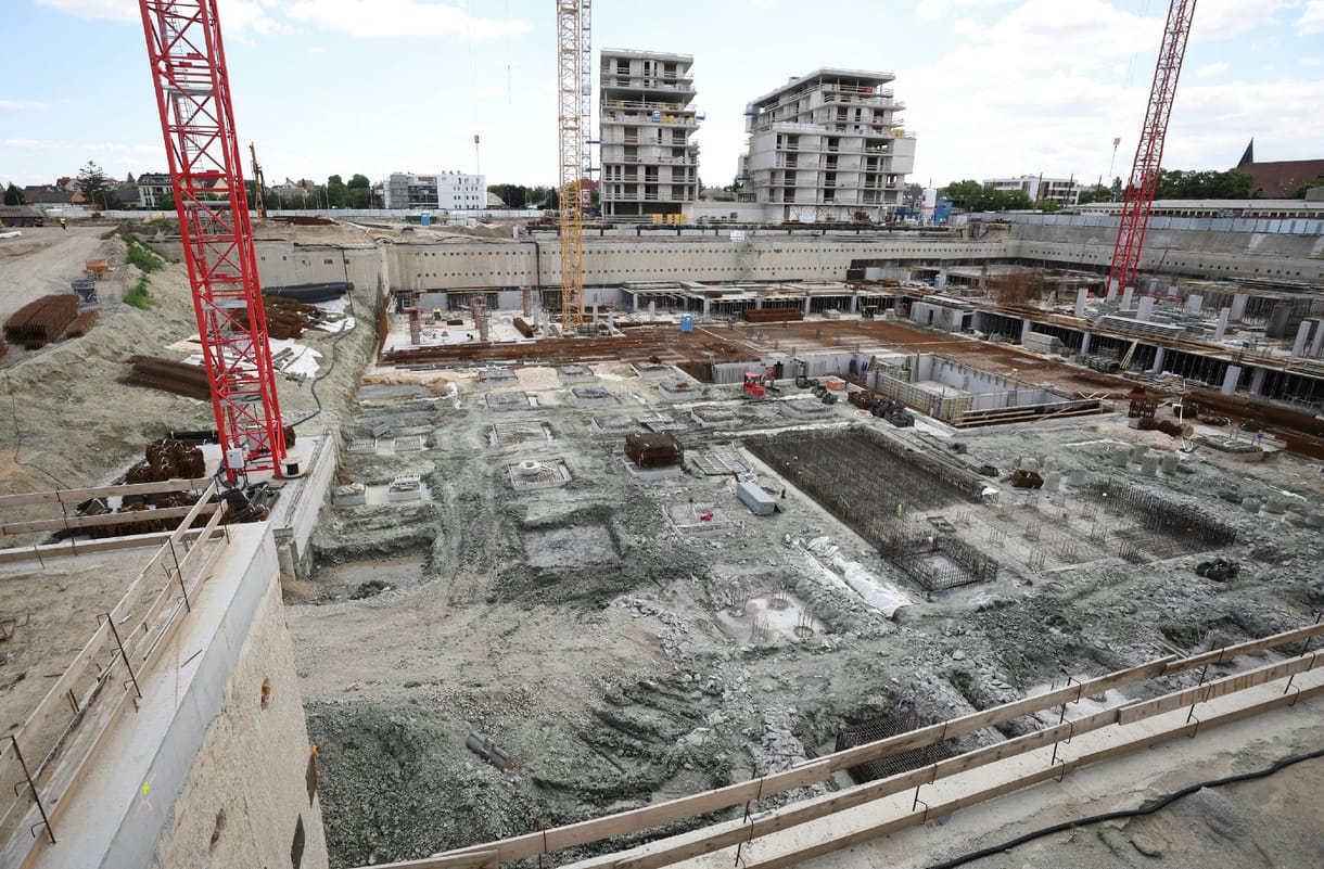 Hadházy: 60 ezer példányt rendelt a Bosnyák téri beruházó a fideszes jelölt kampányfüzetéből