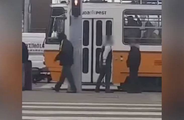Erélyes villamosvezető tett helyre két dulakodó férfit a Hungária körúton – videó