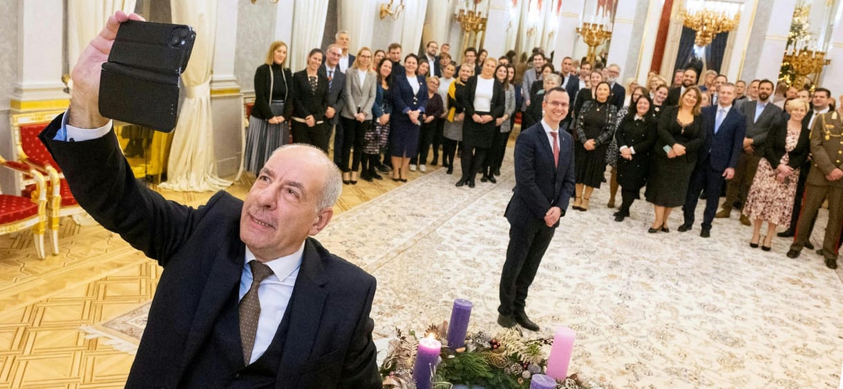 Tóta W. Árpád: Egy fingszagú szatyor az egész országunk