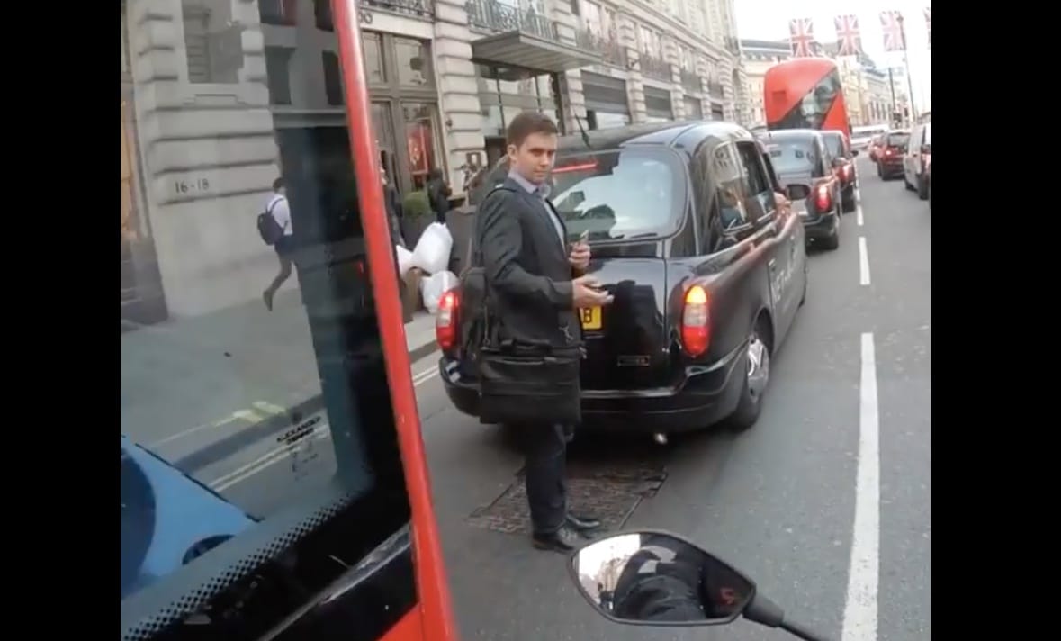 Ennél britebb dolgot nem lehet látni a londoni dugóban – videó