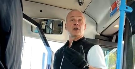 Áldást kér az utasaira, majd beül a volánhoz a budapesti buszsofőr
