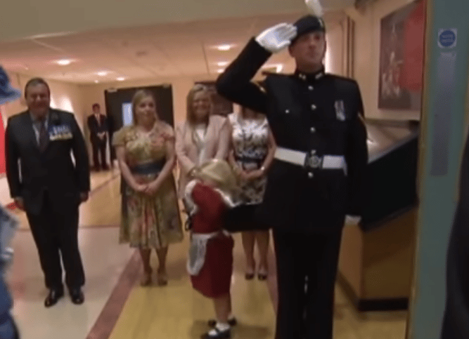 Videó: Pofon csapta a kislányt a II. Erzsébetnek tisztelgő katona