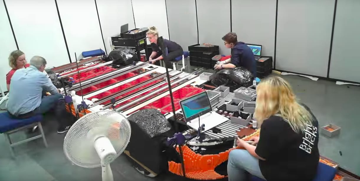 Szuper timelapse videó: így rakták össze 280 ezer Lego-kockából a McLarent