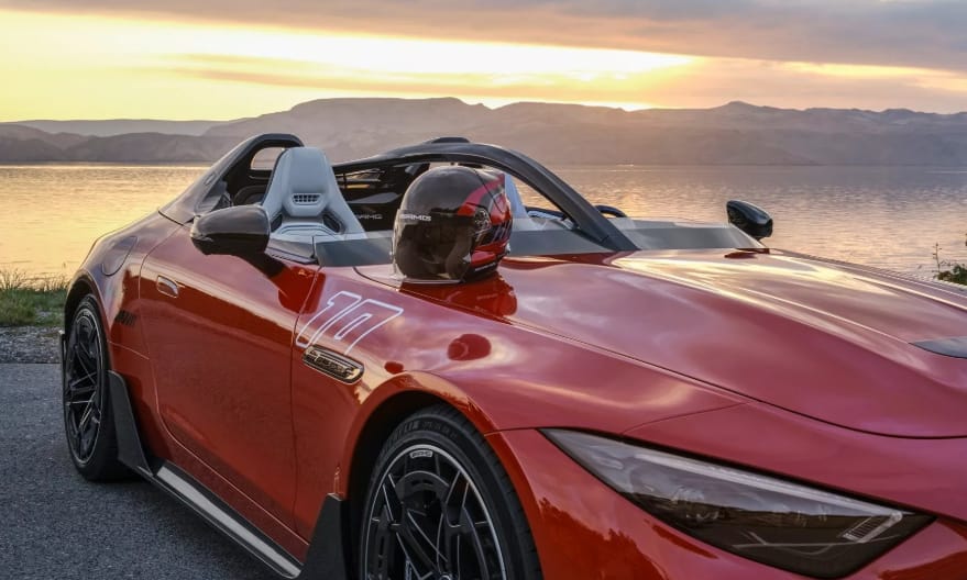 Szélvédő nélküli V8-as közúti szörnyeteggel rukkolt elő a Mercedes