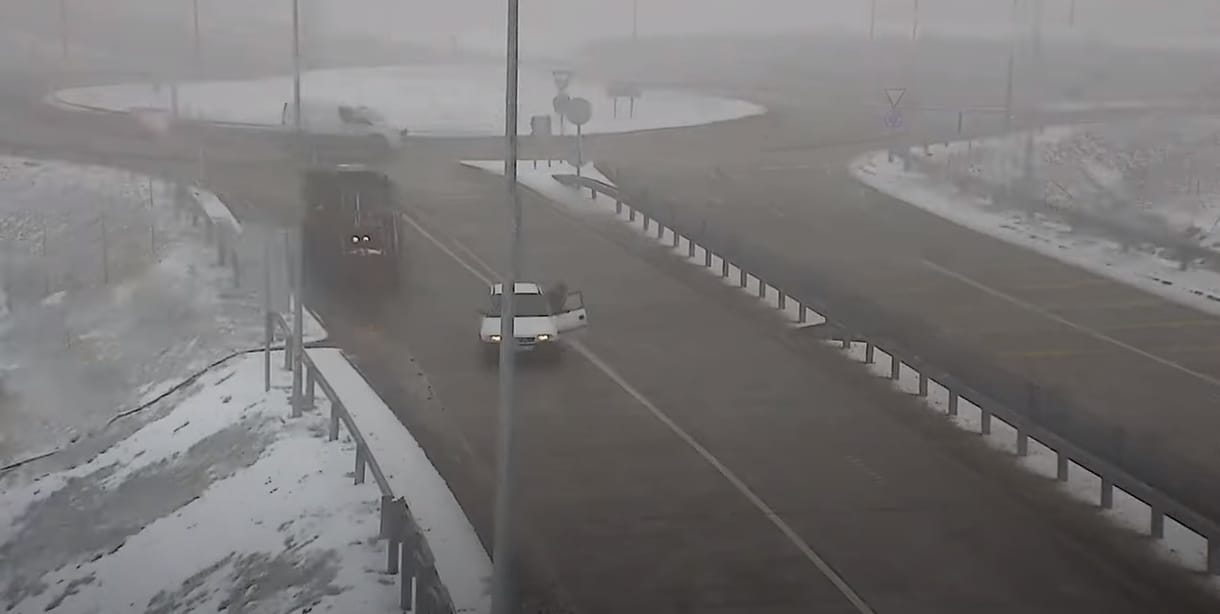 Képtelen mit kezdeni sok autós az új többsávos körforgalommal Békéscsabán – videó