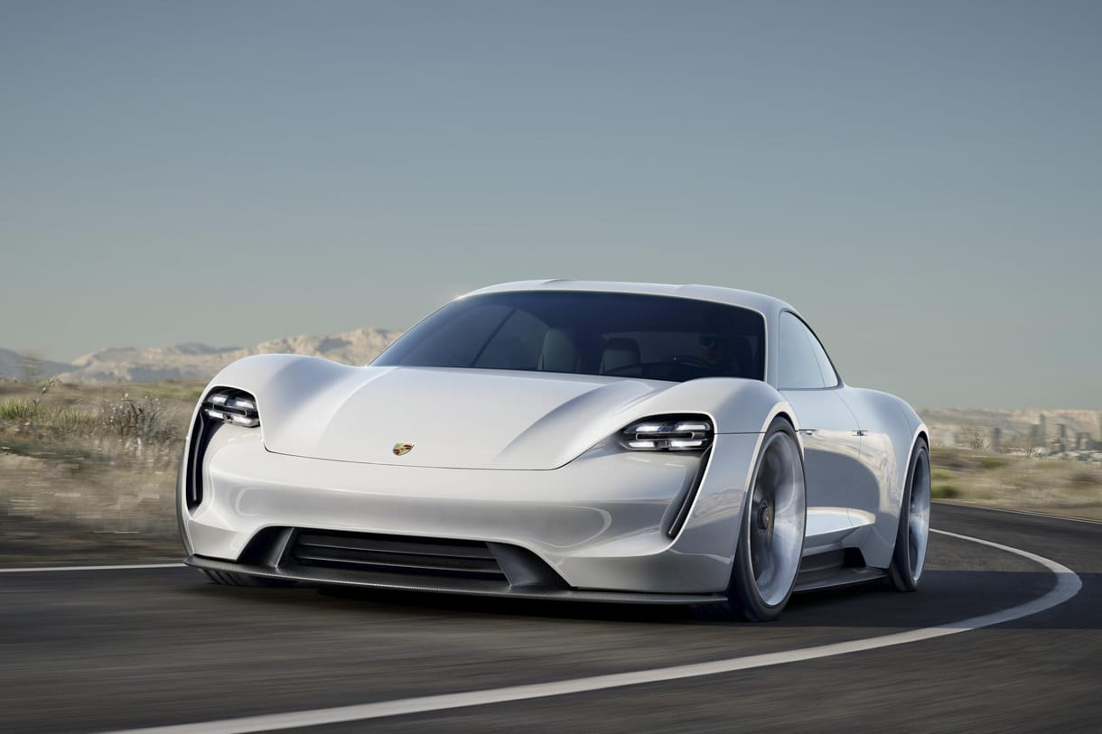 A Porsche felszívta magát, és odaszólt egyet a Teslának